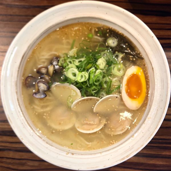 「はまぐり塩ラーメン (900円)」@麺喰らうの写真