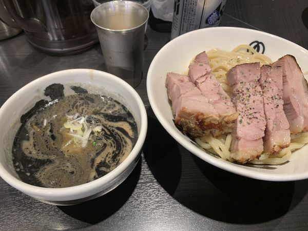 「濃厚厚切りローストポークつけ麺黒 大盛無料 1550円」@麺屋武蔵 武骨相傳の写真