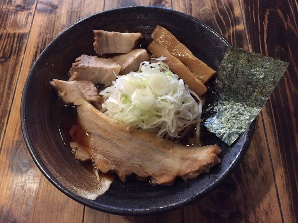 「京介醤油ラーメン＋細切れ豚肉」@つけめん屋 赤羽京介の写真