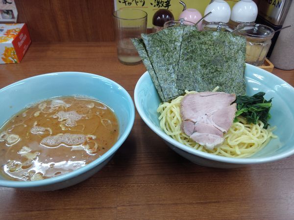 「つけ麺 並650円硬め濃いめ多めライス」@横浜ラーメン 武蔵家 北千住店の写真