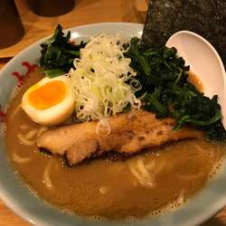 濃厚豚骨ラーメン　中盛　ほうれん草　固め