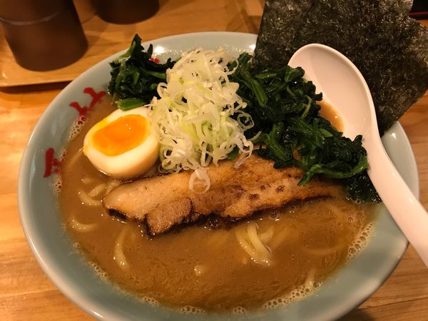 「濃厚豚骨ラーメン　中盛　ほうれん草　固め」@横浜家系 西村家の写真