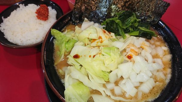 「中盛り(800円)+キャベツ(100円)+玉ねぎ(70円)」@家系ラーメン とらきち家の写真