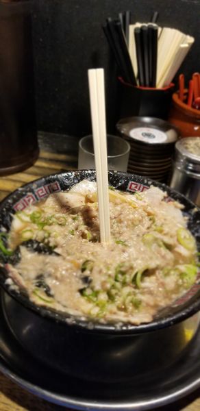 「とんこつﾁｬｰｼｭｰﾗｰﾒﾝ+ﾃﾞｷｺﾃ、ﾊﾞﾘｶﾀ、ねぎ多」@無鉄砲 東京中野店の写真