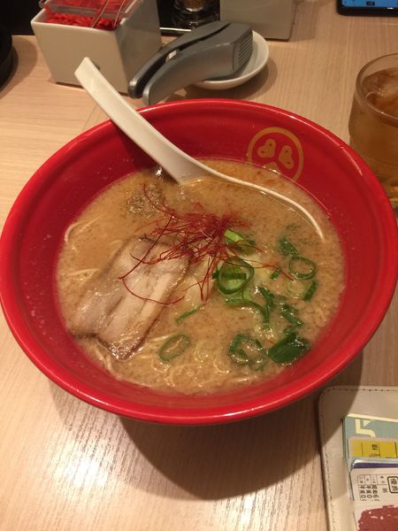 「豚骨 赤 辛最高 カタメ 850円税込」@TOKYO 豚骨 BASE MADE by 博多一風堂 ecute品川サウス店の写真