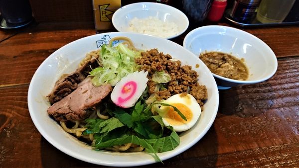 「すばらしいまぜそば 特+背脂+白飯」@まぜそばコンドルの写真