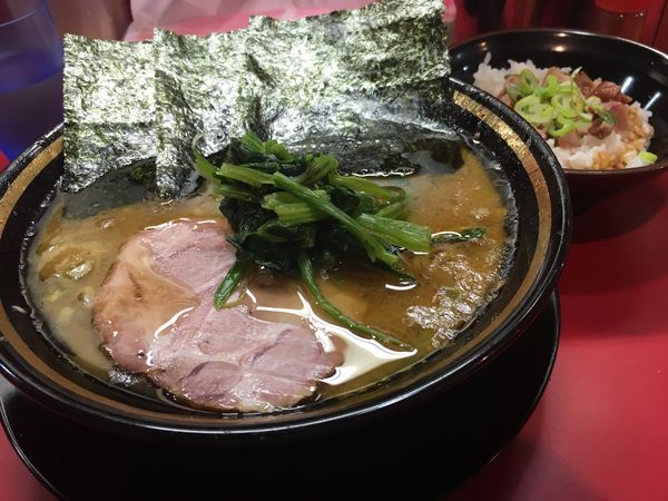 「ラーメン＋半賄い飯」@家系ラーメン とらきち家の写真