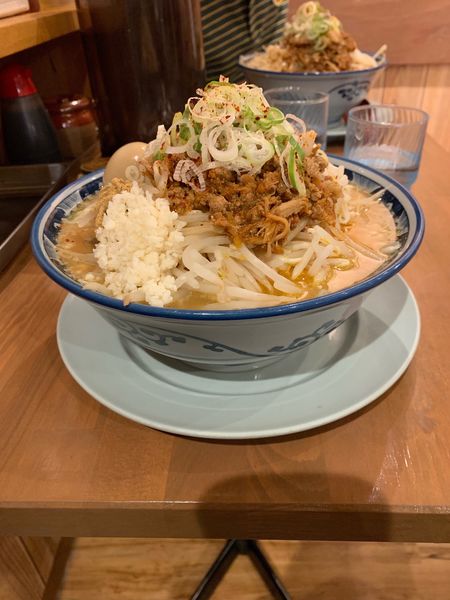 「醤油ラーメン全のせニンニク増し」@ぶた金ラーメンの写真