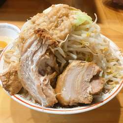 小ラーメン(250g)、肉かすアブラ、生卵