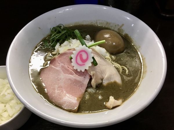 「濃密な煮干しそば ＋ 味玉 ＋ 玉ねぎ ＋ 和え玉」@中華そば いづるの写真