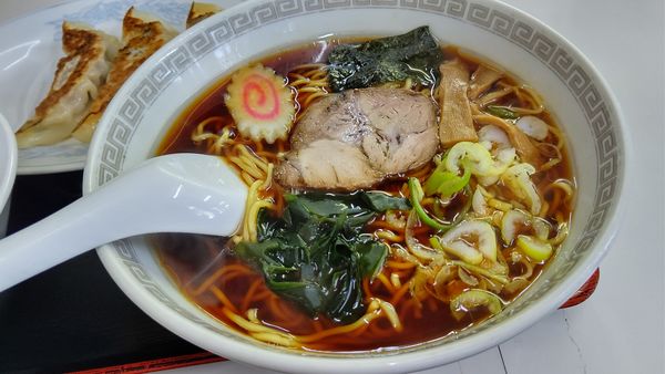 「ラーメン500円(セット、餃子３個＋半ラーメンお新香付き）」@豊春の写真
