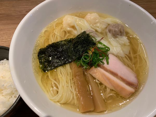 「白旨ニコニコワンタン麺大盛り＋ライス」@中華soba いそべの写真