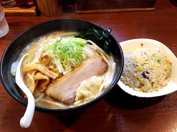 「らーめん半チャーハンセット」@壱龍 大磯店の写真