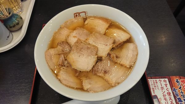 「焼豚ラーメン 650円 + 炙り焼豚ご飯 270円」@喜多方ラーメン 坂内 浜松町ハマサイト店の写真