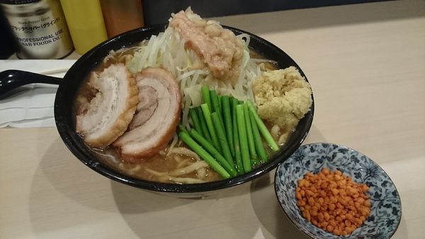 「ラーメン大５００ｇ・ショウガ・ニンニクの芽(アブラ辛揚別皿）」@鷹の目 蒲田店の写真