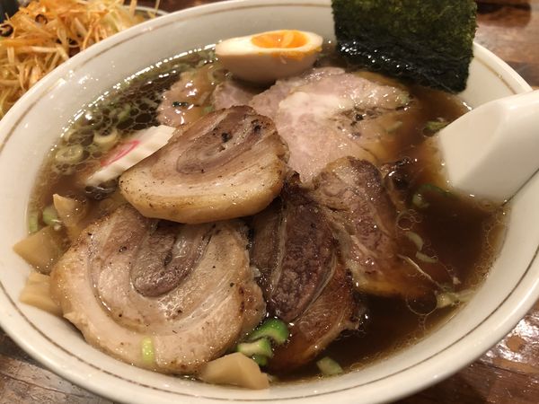 「特製赤ネギチャーシュー麺＋ビール＋餃子」@らーめん工房 はらっぱの写真