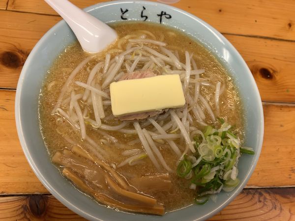 「味噌ラーメン750円、バター100円」@味のとらやの写真