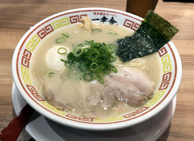 「味玉ラーメン（900円）」@博多屋台ラーメン一幸舎 東京キッテグランシェ店の写真