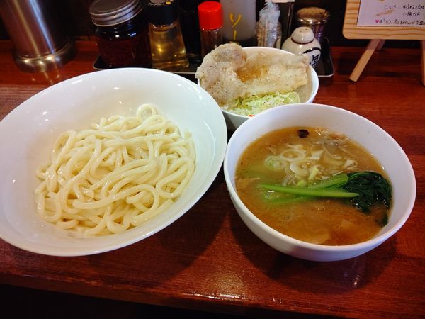 「Ｃランチ(冷中盛うどん＋豚汁＋ミニ豚から丼)1,080円」@餃子 ほんこんの写真