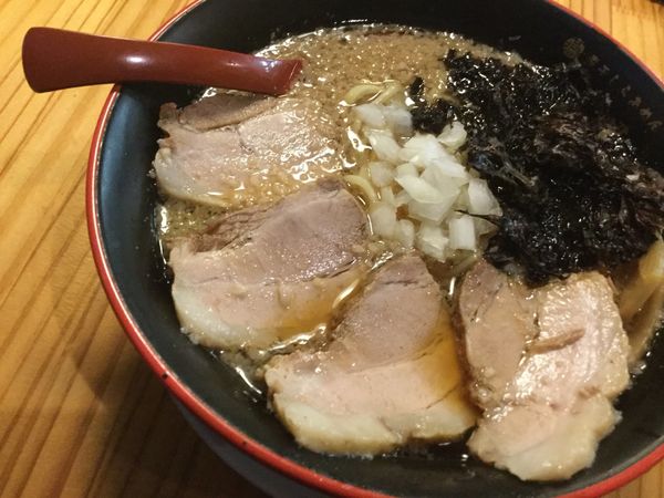 「燕黒らあめん」@煮干しらあめん 燕黒の写真