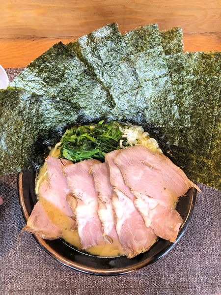 「家系ラーメン醤油大盛り　海苔　ほうれん草　中ライス　チャーシュー」@替玉無双 豚ざむらいの写真