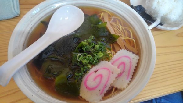 「醤油ラーメン+生ワカメ」@上灘水産ラーメン店の写真