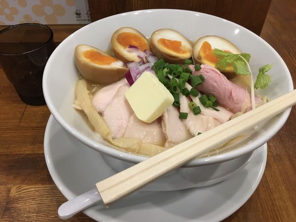 「【期間限定】平八さんリスペクト！鮭白湯らぁ麺バター風味」@らぁ麺しろの写真