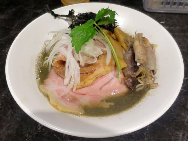 「イカ煮干とイカ節煮干のラーメン ９００円」@中華SOBA にぼ乃詩の写真