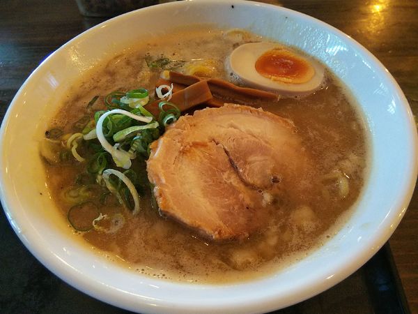 「醤油豚骨ラーメン　（大盛り：ランチサービス）」@拉麺  登の写真