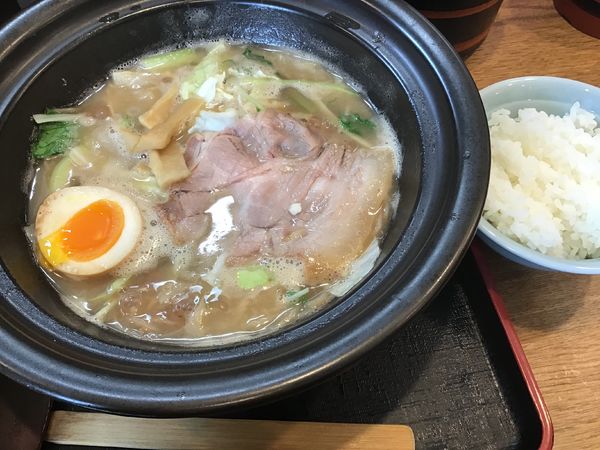 「豚骨醤油ラーメン840円+ライス2杯無料」@ラーメン猪太の写真