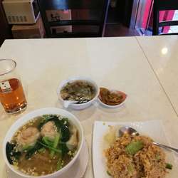 香港エビワンタンメンと焦がしネギチャーハン　800円