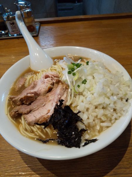 「煮干そば780円(大盛無料)玉ねぎ70円」@中村屋総本山の写真