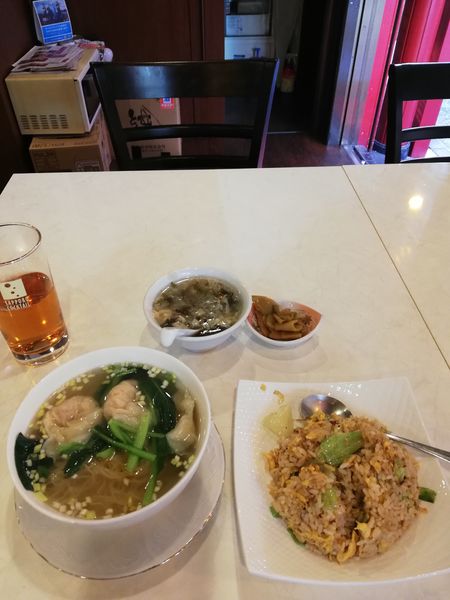 「香港エビワンタンメンと焦がしネギチャーハン 800円」@美心酒家の写真