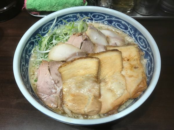 「背脂煮干しネギチャーシュー麺980円」@寿製麺 よしかわ 西台駅前店の写真