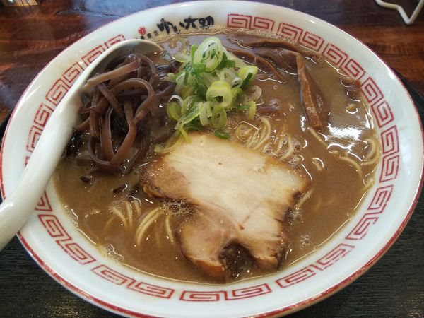 「とんこつ　：かため　＋替え玉２玉（㋚券）：ばりかた＆粉落とし」@豚骨商店 ゆい六助 上田店の写真