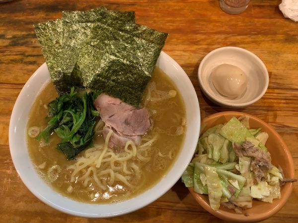 「大盛ラーメン850円、味玉お昼無料、キャベチャー100円」@洞くつ家の写真