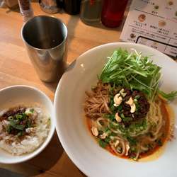 汁なし担担麺880円、そぼろご飯、餃子3個250円