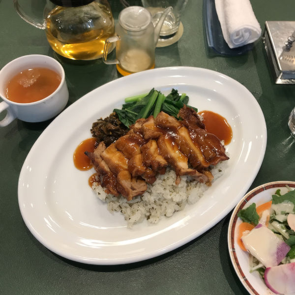 「チキン ON ジャスミンライス中華風（カレーオイル）」@洋食・中華レストランフィリーの写真