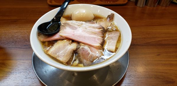 「醤油らーめん全部のせ」@純手打ち だるまの写真