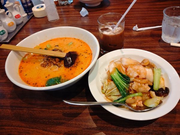 「ラーメンセット(担々麺＋中華丼)880円」@上海華龍 ヤマダ電機LABI1高崎店の写真