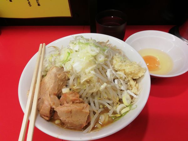 「ラーメン¥780ニンニクヤサイネギ　生たまご¥50」@豚ラーメン 板橋駅前店の写真