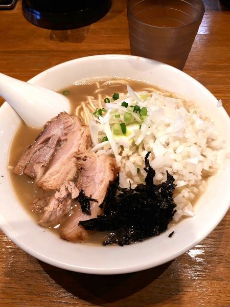 「煮干しそば(白醤油)中780円+玉ねぎ70円」@中村屋総本山の写真