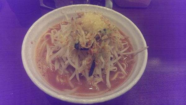 「鷹の爪ラーメン、中盛」@旨辛ラーメン 表裏 水道橋店の写真