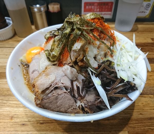 「まぜそば(並)+豚１枚追加(960円)」@デカ盛り戦隊 豚レンジャーの写真