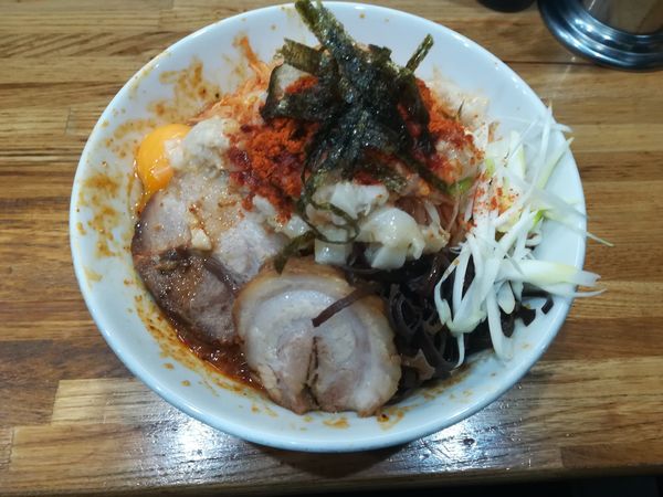 「辛まぜ(並)(910円)+豚1枚追加(100円)」@デカ盛り戦隊 豚レンジャーの写真