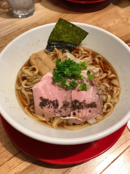 「トリュフ醤油ラーメン+レアチャーシュー丼」@ISOGAMI 餃子バル TOMAKOの写真
