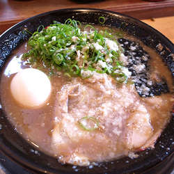 純とんこつラーメン 半熟味玉入…850円