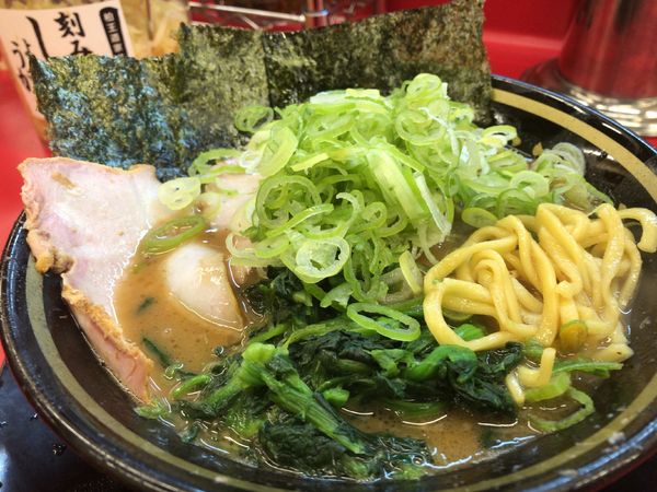 「チャーシューメン（3枚）850円 薬味ネギ 80円」@柏 王道家の写真