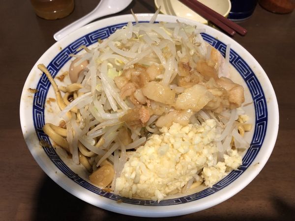 「えび汁なしヤサイニンニクアブラうずら」@ラーメン ゼンゼンの写真