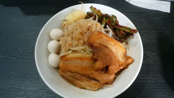 「ミニ汁なし（830円）＋トッピング各種」@ラーメンフクロウの写真